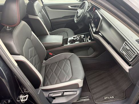 Used 2024 Volkswagen Atlas Peak Edition SE AWD/4WD image 29