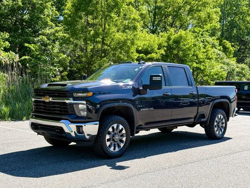 Used 2024 Chevrolet Silverado 2500 LT AWD/4WD image 3