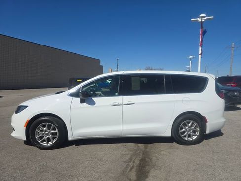 Used 2024 Chrysler Voyager LX image 9