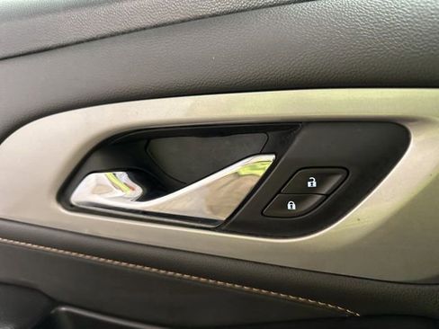 Used 2020 Chevrolet Traverse LT image 10