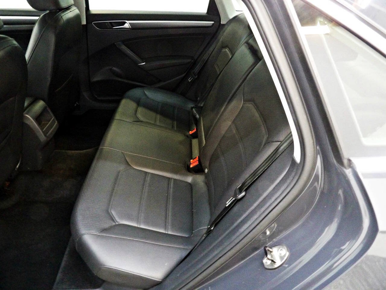 Used 2017 Volkswagen Passat 1.8T R-Line FWD image 10