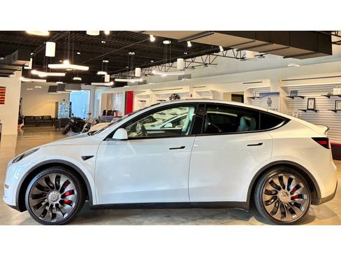 Used 2022 Tesla Model Y Performance image 9