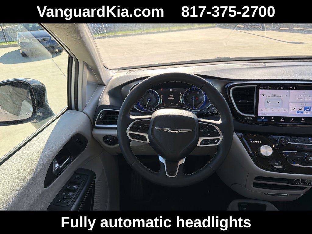 Used 2024 Chrysler Pacifica Touring-L FWD image 13