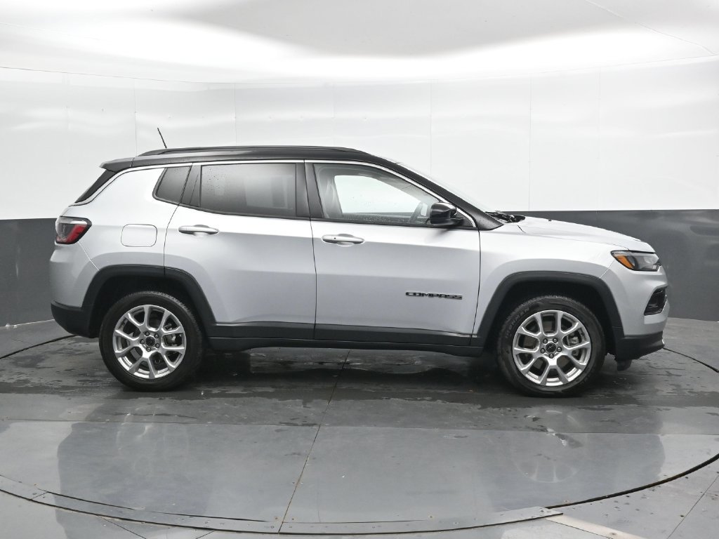 Used 2025 Jeep Compass Limited AWD/4WD image 3