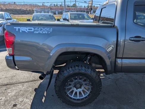 Used 2017 Toyota Tacoma TRD Sport image 8