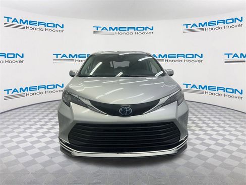 Used 2024 Toyota Sienna XLE image 8