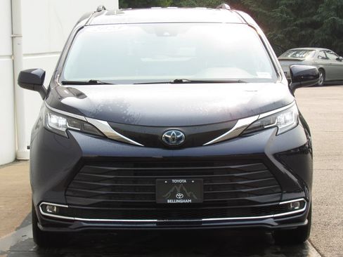 Used 2023 Toyota Sienna XLE w/ XLE Plus Package AWD/4WD image 3