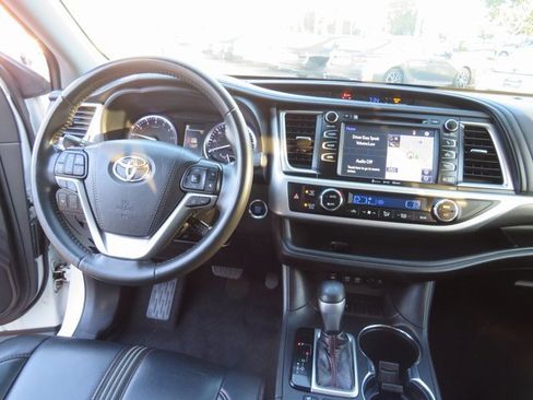 Used 2019 Toyota Highlander SE image 24