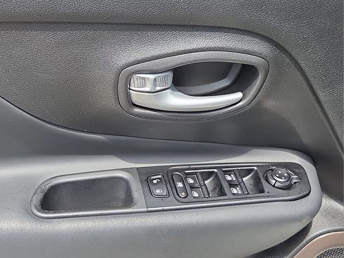 Used 2023 Jeep Renegade Latitude AWD/4WD image 13