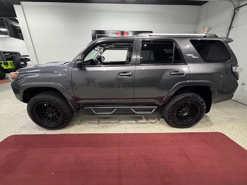 Used 2018 Toyota 4Runner TRD Off-Road Premium AWD/4WD image 19