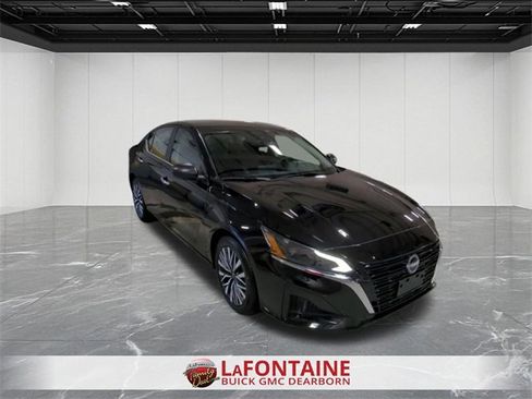Used 2025 Nissan Altima 2.5 SV image 2