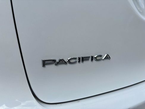 Used 2018 Chrysler Pacifica Limited FWD image 21