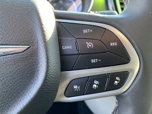 Used 2023 Chrysler Pacifica Touring-L image 19