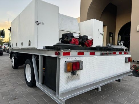 Used 2018 Isuzu NPR image 3