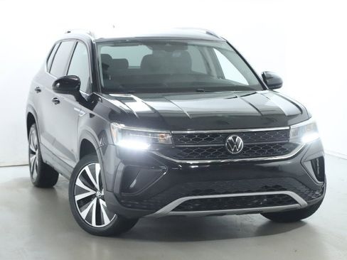 Used 2024 Volkswagen Taos SE image 2