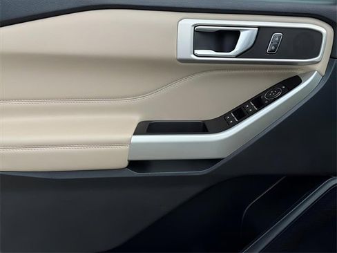 Used 2022 Ford Explorer XLT image 16