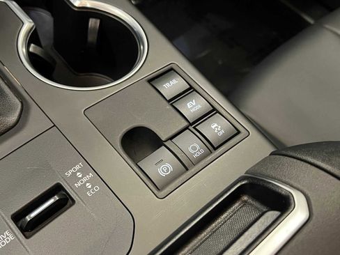 Certified 2024 Toyota Highlander XLE image 27