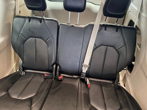 Used 2024 Chrysler Pacifica Touring-L FWD image 32
