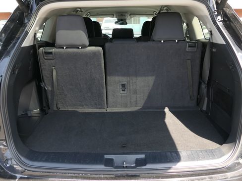 Used 2024 Toyota Highlander LE FWD image 19