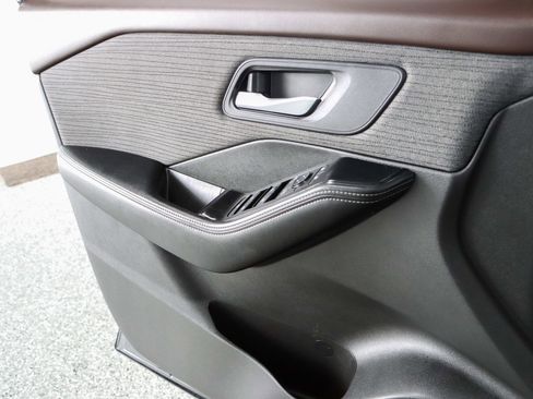 Used 2022 Nissan Rogue SV FWD image 21