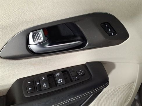 Used 2023 Chrysler Pacifica Touring-L image 15