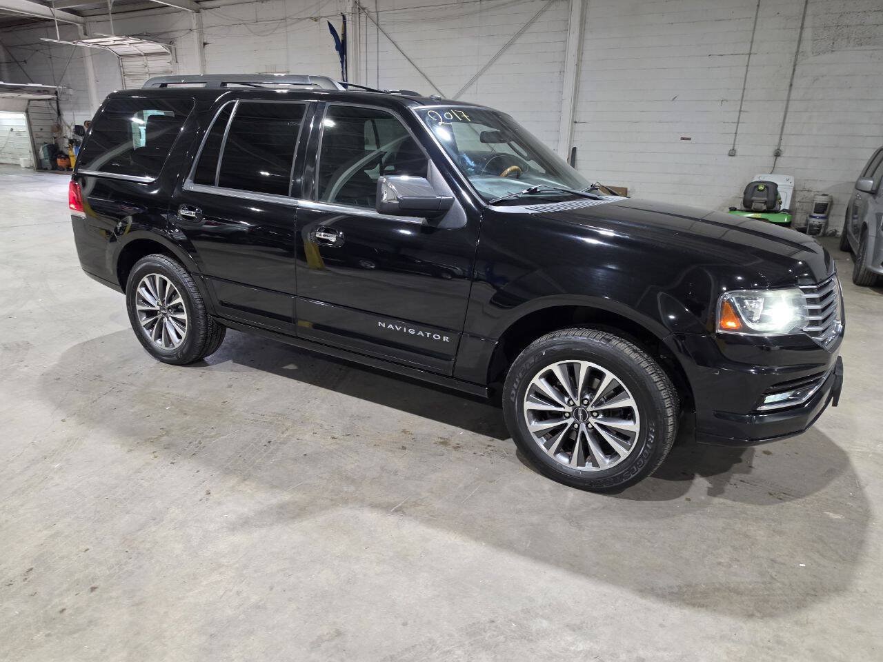 Used 2017 Lincoln Navigator Select AWD/4WD image 16