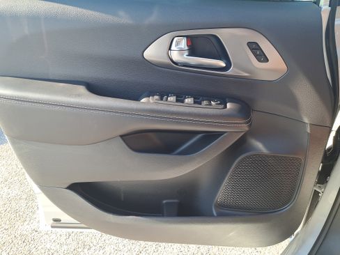 New 2026 Chrysler Pacifica Select image 9