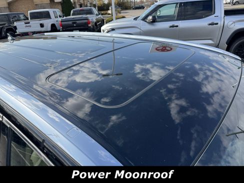 Used 2019 Toyota Highlander XLE image 11