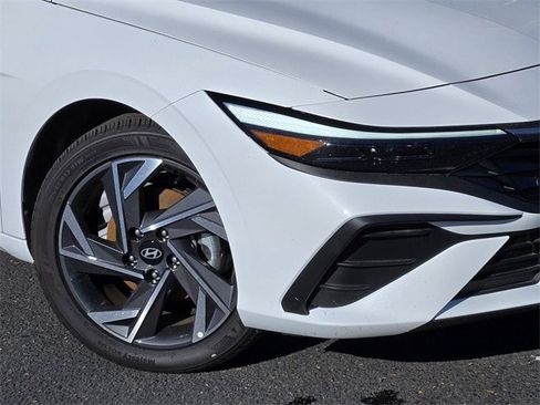 Used 2025 Hyundai Elantra Sport image 9