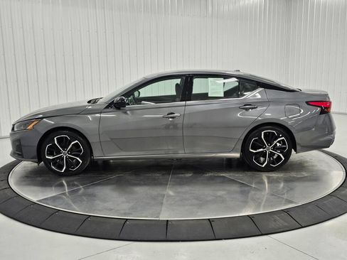 Used 2024 Nissan Altima 2.5 SR FWD image 2