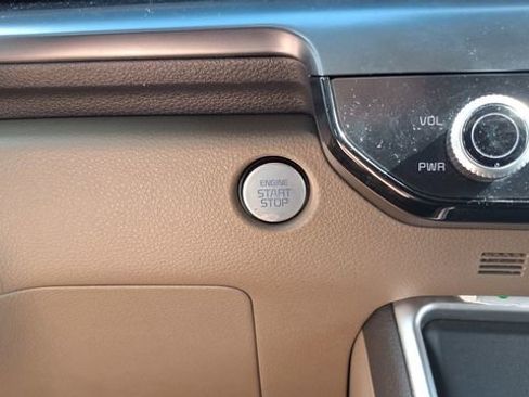 Used 2025 Kia Carnival image 32