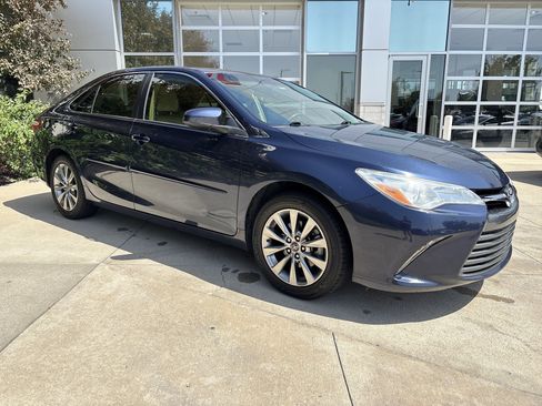 Used 2017 Toyota Camry XLE FWD image 2