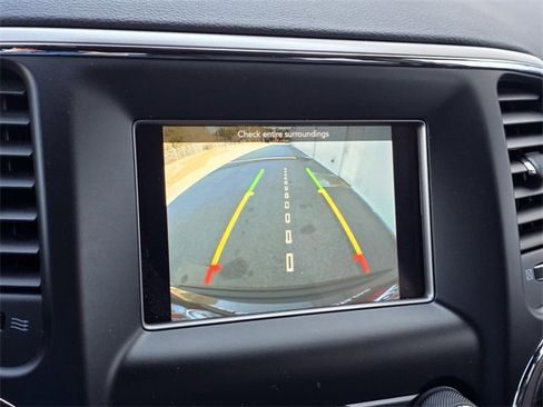 Used 2019 Jeep Grand Cherokee Laredo image 13