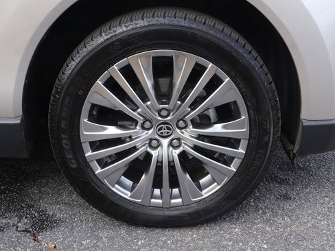 Used 2021 Toyota Venza Limited image 42