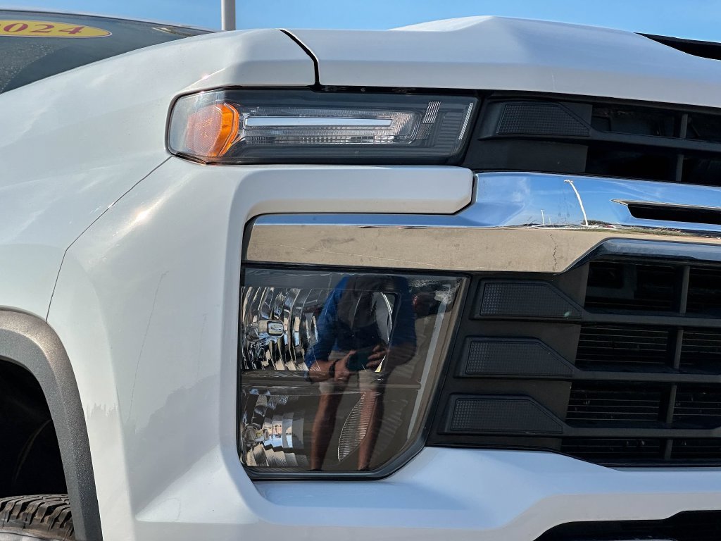 Used 2024 Chevrolet Silverado 2500 LT AWD/4WD image 10
