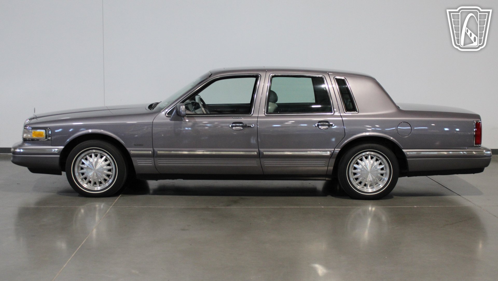 Used 1996 Lincoln Town Car Signature RWD image 28