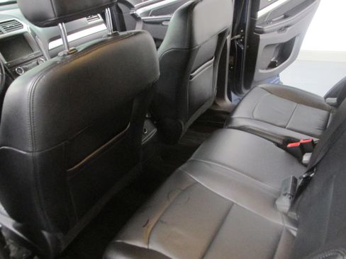 Used 2017 Ford Explorer XLT w/ Equipment Group 202A AWD/4WD image 27