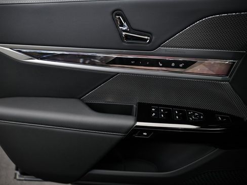 Used 2025 BMW 740i w/ Premium Package image 14