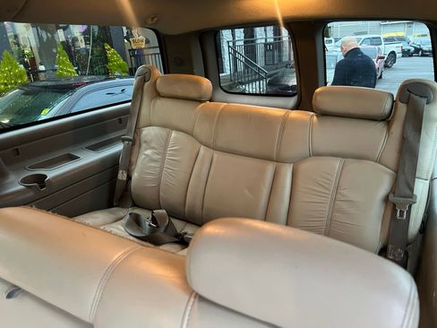 Used 2000 Chevrolet Suburban 2500 LS w/ LS Preferred Equipment Group image 25
