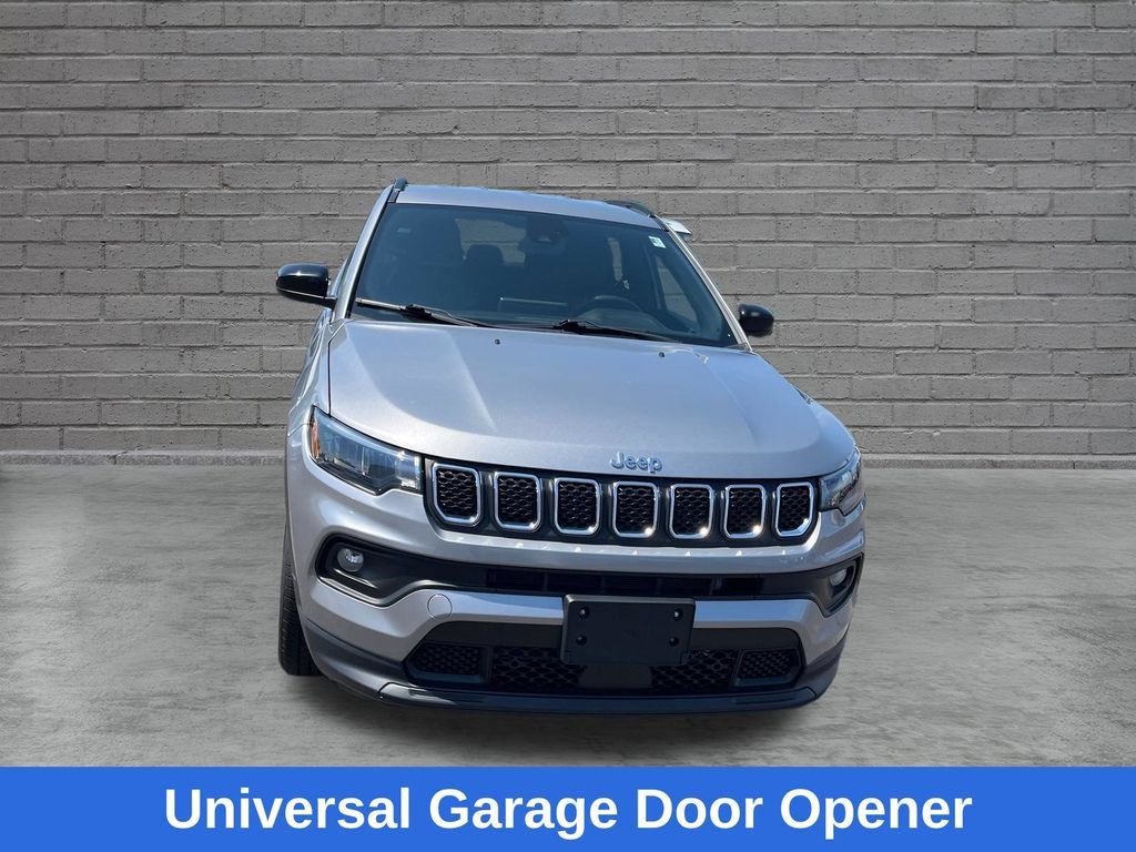 Used 2023 Jeep Compass Latitude w/ Convenience Group AWD/4WD image 9
