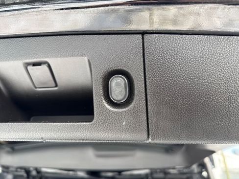 Used 2017 Chevrolet Suburban LT image 31