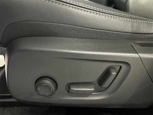 Certified 2025 Volvo XC40 B5 Core image 12