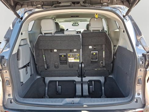 Used 2023 Toyota Sienna XLE FWD image 27
