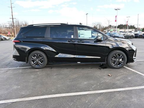 New 2026 Toyota Sienna XSE image 11