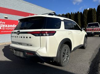 Used 2024 Nissan Pathfinder SV w/ Black Appearance Package video 3