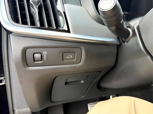 Used 2020 Volvo S90 T6 R-Design image 17