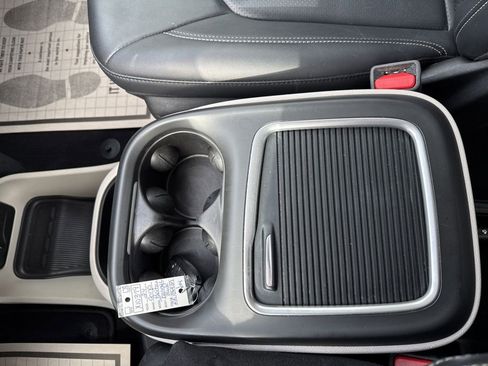 Used 2024 Chrysler Pacifica Touring-L image 46