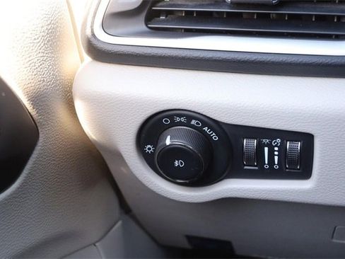 Used 2024 Chrysler Pacifica Touring-L image 20