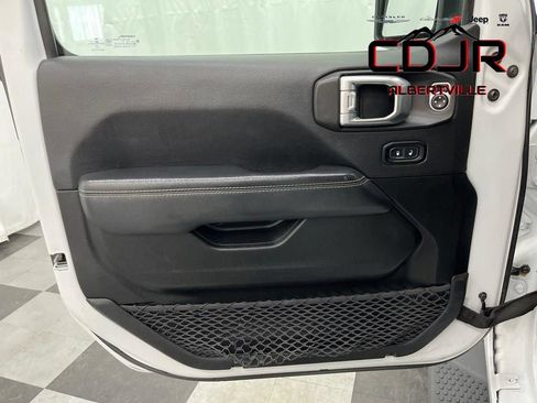 Used 2020 Jeep Wrangler Unlimited Sahara AWD/4WD image 27