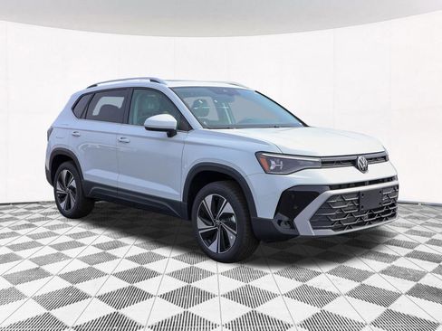 New 2025 Volkswagen Taos SE image 9